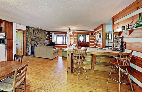 Leicester Casa | Hermosa cabaña Mystic Valley en 15 acres con vistas exuberantes!