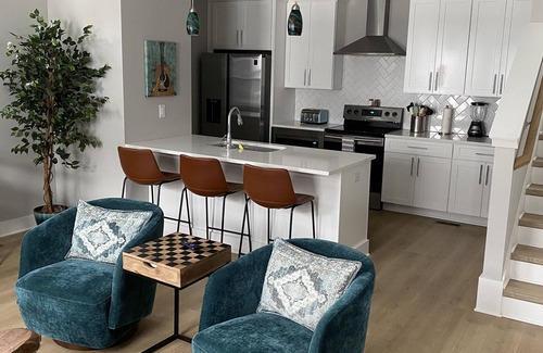 Talbot's Corner Condominio | Beautiful Nashville Condo featuring Dolly Parton lounge!