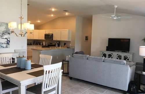 Wildwood Villa | Hermosa nueva 2/2 que admite mascotas Villa con carrito de golf, barbacoa y WiFi gratis.