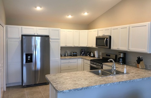 Wildwood Villa | Hermosa nueva 2/2 que admite mascotas Villa con carrito de golf, barbacoa y WiFi gratis.