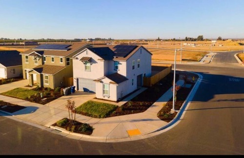 Merced Casa | Beautiful new 5BR home - free parking