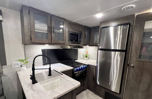 Pompano Beach Alquiler De RV | Beautiful new Camper RV Private.