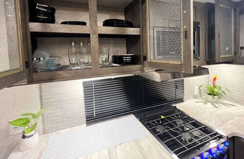 Pompano Beach Alquiler De RV | Beautiful new Camper RV Private.