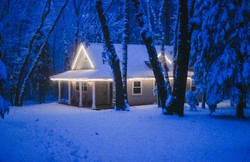 Nevada City Cabaña | Hermosa casa de campo nueva, ubicada en el bosque, a solo 2 millas del centro