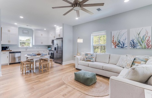 Henderson Point Casa | Beautiful New Home Near Beach with Pool Sleeps 6