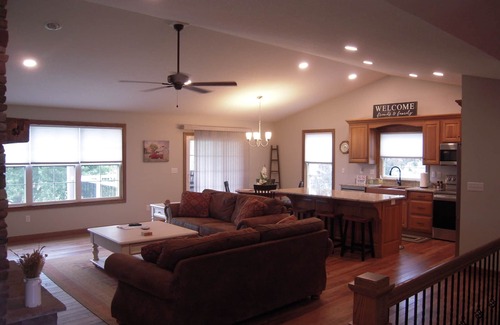 Apple Valley Casa | Beautiful new home on golf course