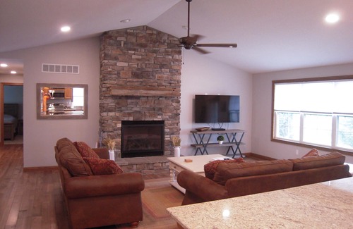 Apple Valley Casa | Beautiful new home on golf course