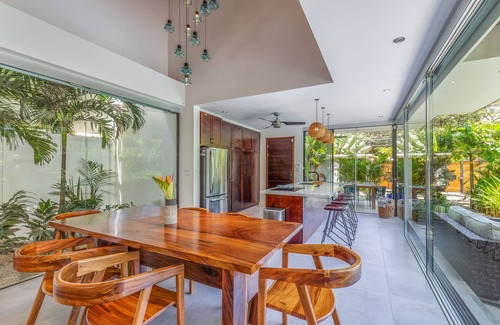 Playa Guiones Casa | Hermosa casa nueva y moderna, ubicada en el centro, piscina, a solo 300 m de la playa