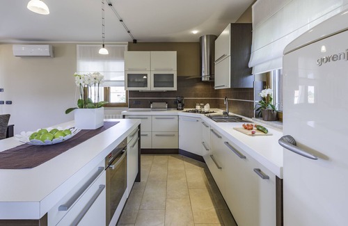 Zminj Villa | Bonita villa nueva con piscina