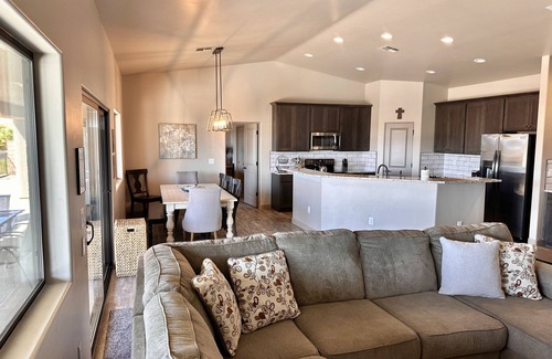 Lake Havasu City Casa | Beautiful Newer Home with Pool Near Windsor Beach, Lots of Garage space