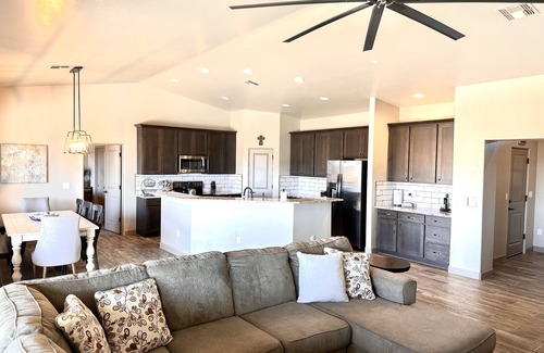 Lake Havasu City Casa | Beautiful Newer Home with Pool Near Windsor Beach, Lots of Garage space