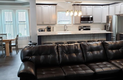 Huron Casa | Hermosa casa nueva en Park / Lakefront!