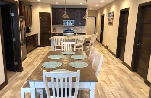 Spirit Lake Condominio | Beautiful Newly built Bayside Lake Front Condo!