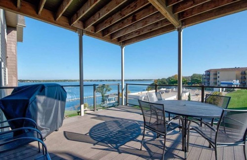Spirit Lake Condominio | Beautiful Newly built Bayside Lake Front Condo!