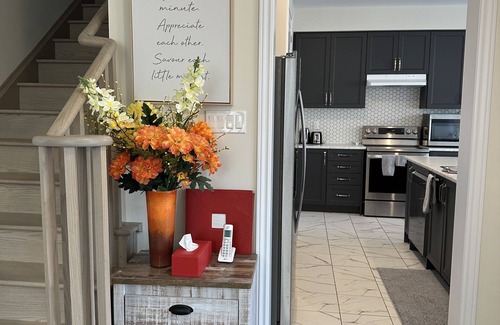Thorold Casa | Beautiful newly built house, 10 mins drive away from Niagara Falls &outlet mall