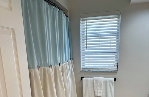 Venice Casa | Beautiful Newly Remodeled & Painted Furnished 3/2 Pool Home with Lake Views!
