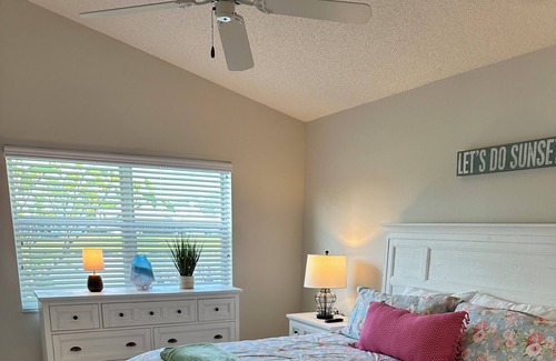 Venice Casa | Beautiful Newly Remodeled & Painted Furnished 3/2 Pool Home with Lake Views!