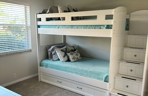 Venice Casa | Beautiful Newly Remodeled & Painted Furnished 3/2 Pool Home with Lake Views!