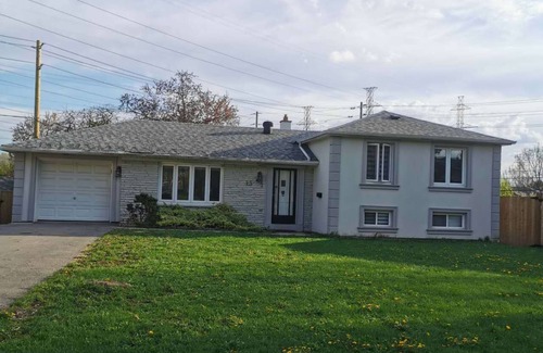 Bayview Woods - Steeles Casa | Beautiful, newly renovated home with new appliance in a prime location.
