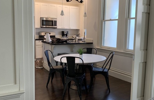 Russian Hill Condominio | Hermosa North Beach / Russian Hill 2 BR + estudio / 2BA joya!
