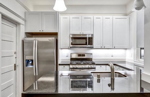 Russian Hill Condominio | Hermosa North Beach / Russian Hill 2 BR + estudio / 2BA joya!