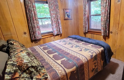 Arbor Vitae Cabina | Beautiful Northwoods Cabin with Large Deck, Dock, Community Firepit & kayaks