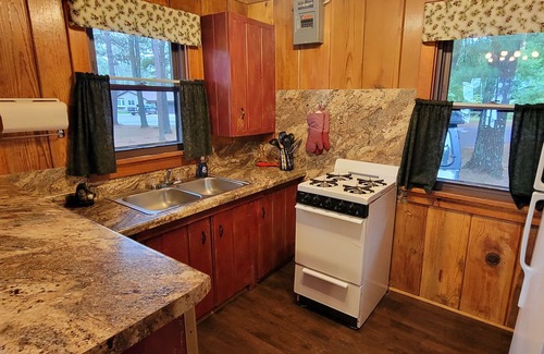 Arbor Vitae Cabina | Beautiful Northwoods Cabin with Large Deck, Dock, Community Firepit & kayaks