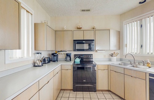 Pine Knoll Shores Casa | Beautiful ocean front home with direct beach access and outdoor shower