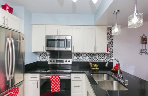 Makaha Condominio | Hermoso condominio con vista al mar y a la montaña con wifi gratis, cable, seguridad 24/7,
