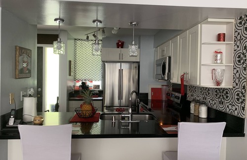 Makaha Condominio | Hermoso condominio con vista al mar y a la montaña con wifi gratis, cable, seguridad 24/7,