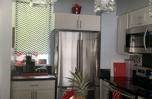 Makaha Condominio | Hermoso condominio con vista al mar y a la montaña con wifi gratis, cable, seguridad 24/7,