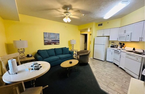 Seabreeze Historic District Complejo | Beautiful Ocean Walk 2bed/2bath Lock Off. in Daytona Beach, FL!