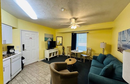 Seabreeze Historic District Complejo | Beautiful Ocean Walk 2bed/2bath Lock Off. in Daytona Beach, FL!