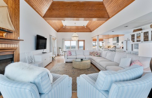 Spindrift Casa | Beautiful Oceanfront in the Heart of Duck with Spectacular Views