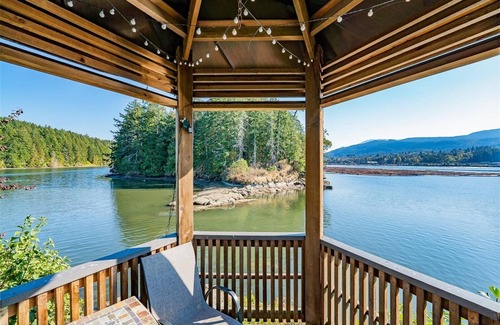 North Oyster Casa | Beautiful oceanside "suite" with hot tub and beach cabin