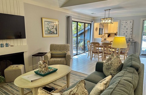 West Beach Cabaña | Beautiful Oceanwoods Cottage with Sunroom - Close to Beach and Night Heron Park