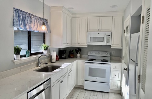 West Beach Cabaña | Beautiful Oceanwoods Cottage with Sunroom - Close to Beach and Night Heron Park
