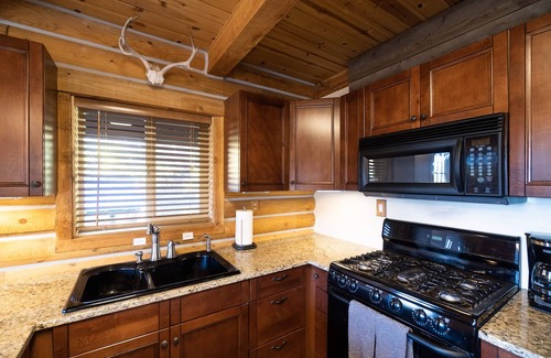 Kamas Cabina | Beautiful Off-Grid Cabin 13 miles from Park City! Sleeps 14!
