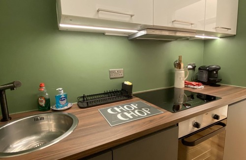 Kew Apartamento | Hermoso interior contemporáneo de un dormitorio diseñado plano junto a Kew Green