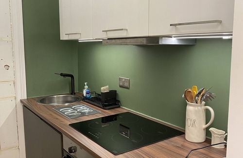 Kew Apartamento | Hermoso interior contemporáneo de un dormitorio diseñado plano junto a Kew Green