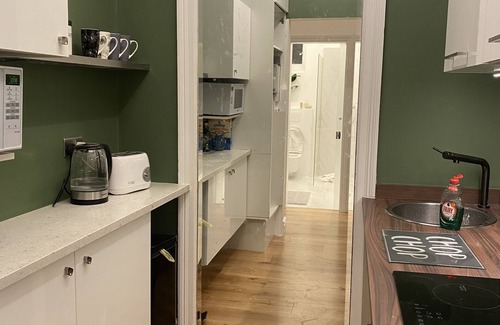 Kew Apartamento | Hermoso interior contemporáneo de un dormitorio diseñado plano junto a Kew Green