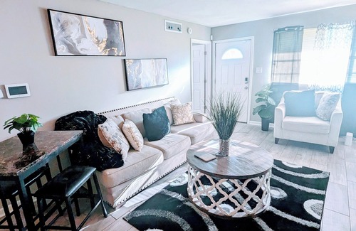 Mid City North Apartamento | Beautiful One Bedroom Rental Unit with Free Parking
