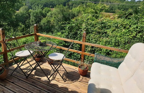 Savignac-de-Duras Cabaña | Beautiful one bedroom cottage with pool.