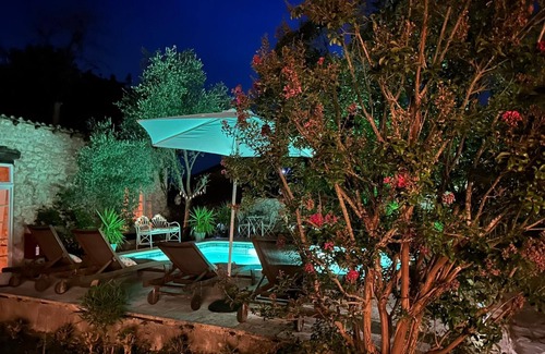 Savignac-de-Duras Cabaña | Beautiful one bedroom cottage with pool.