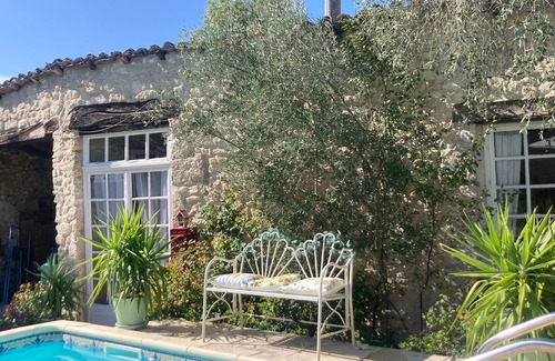 Savignac-de-Duras Cabaña | Beautiful one bedroom cottage with pool.