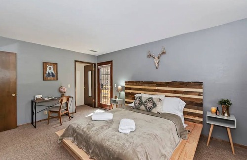 Crestline Cabina | Beautiful open cabin with mountain views and just 2 minutes from Lake Gregory