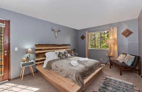 Crestline Cabina | Beautiful open cabin with mountain views and just 2 minutes from Lake Gregory