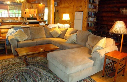 Oxford Cabaña | Beautiful open-concept log home in quiet setting on Thompson Lake.