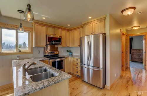 Brookdale Meadows Casa | Beautiful panoramic mountain views and ample parking for toys