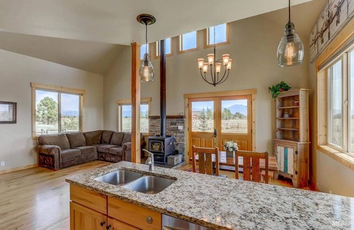 Brookdale Meadows Casa | Beautiful panoramic mountain views and ample parking for toys